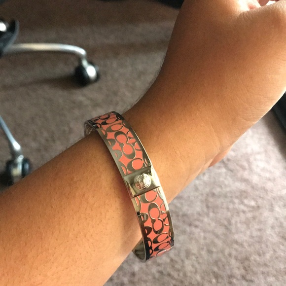 Pink salmon color coach bracelet - Picture 4 of 4